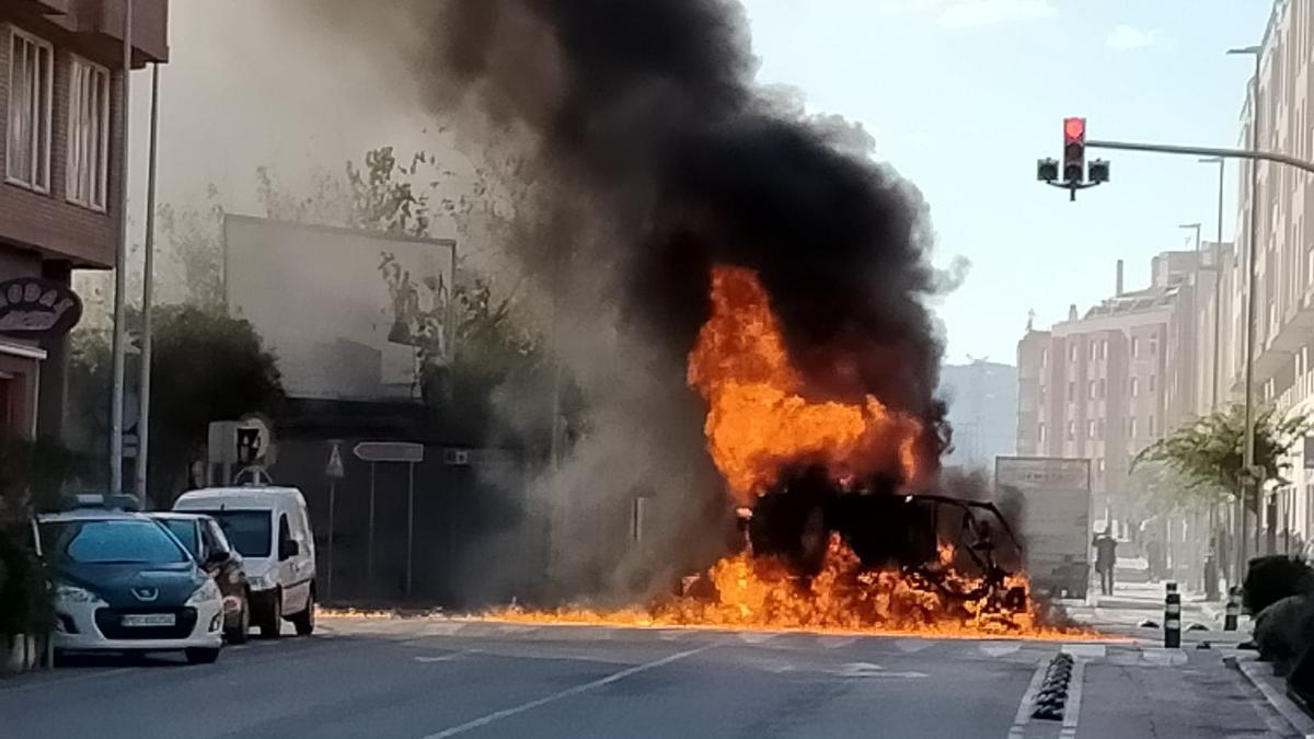 Arde una máquina de limpieza en el casco urbano de Almassora