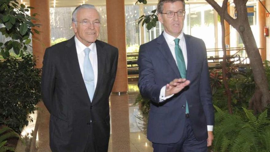 Alberto Núñez Feijóo (d) e Isidro Fainé, presidente de la Fundación La Caixa, ayer en San Caetano. // X. Álvarez