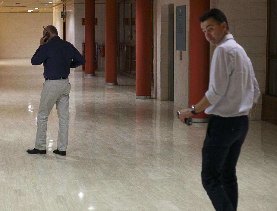 26/06/2016 ELECCIONES 2016 26J  rueda de prensa para analizar los resultados en el hotel escuela  de los miembros del psc psoe  JUlio Cruz acompañado de los candidatos entre ellos Francisco .Spínola que no ha conseguido al final la plaza en el congreso de diputados