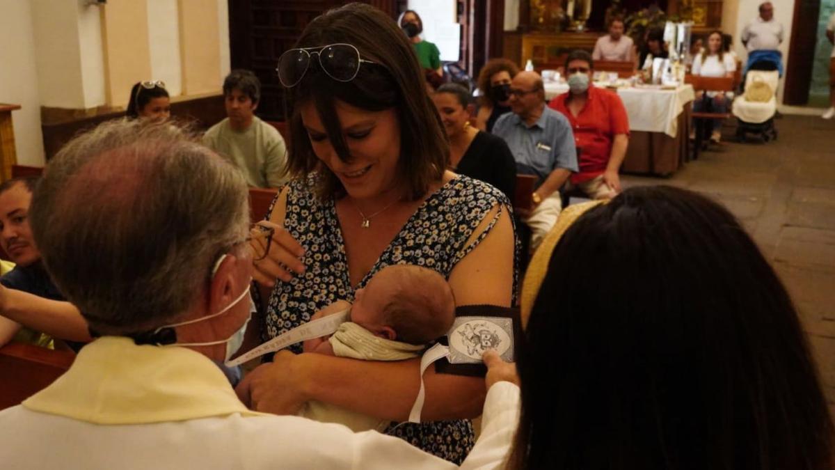 La cofradía de la Virgen del Carmen de San Isidro celebra la imposición de escapularios | JOSÉ LUIS FERNÁNDEZ