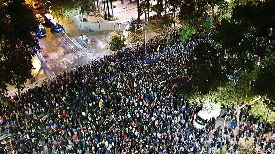 Les tanques de la policia separen els manifestants de la seu d&#039;Interior.