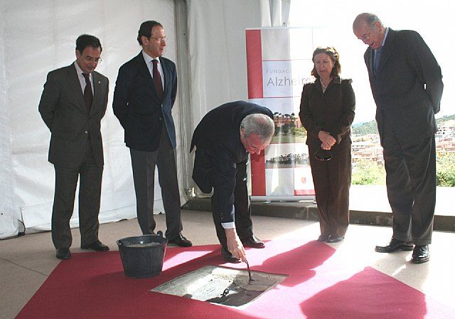 Ramón Luis Valcárcel coloca la primera piedra del que iba a ser el Centro Alzheimur.