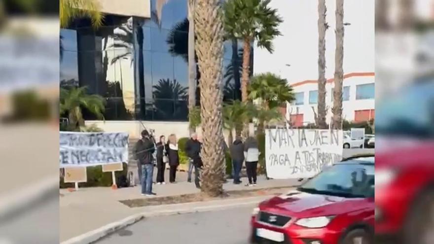 Trabajadores de María Jaén, en Elche, protestan por las indemnizaciones tras los despidos