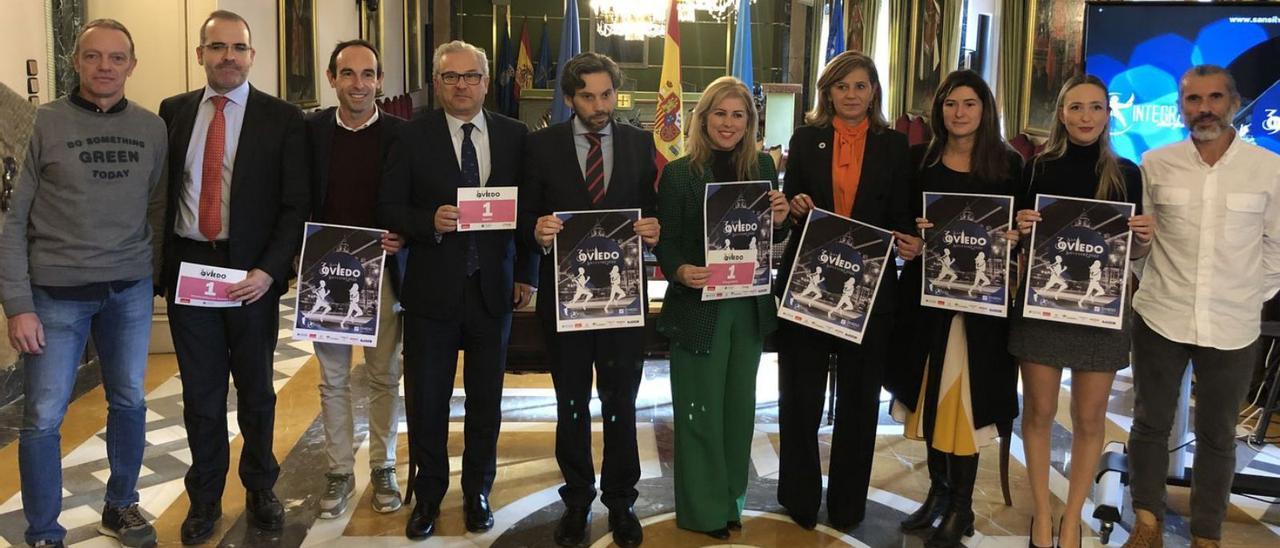 Por la izquierda, Miguel Cuesta, de la San Silvestre inclusiva; Esteban Abarquero, director comercial de Constructora Los Álamos; Óscar Espiñeira, director general de NOKO; Javier Corominas, de Mapfre; David López, director de marketing de Íntegra Energía; Ana Fonseca, directora regional de Unicaja Banco; Conchita Méndez; Belén Pavón, directora comercial de Volkswagen Tartiere; Laura Abella, propietaria de Kids&amp;Us, y el atleta paralímpico Alberto Suárez Laso. | N. M.