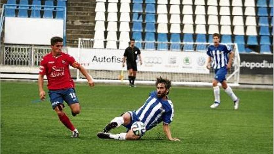 L&#039;ex del Girona i Figueres Uri Santos, un dels dos únics davanters que té l&#039;Olot en plantilla.