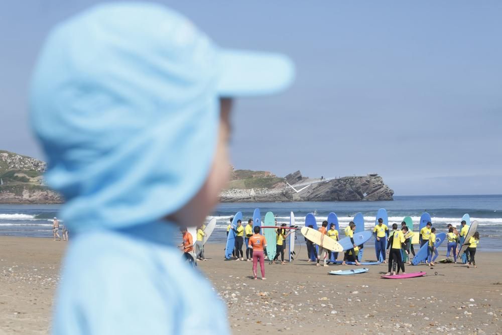 Domingo de calor y de atascos en Asturias