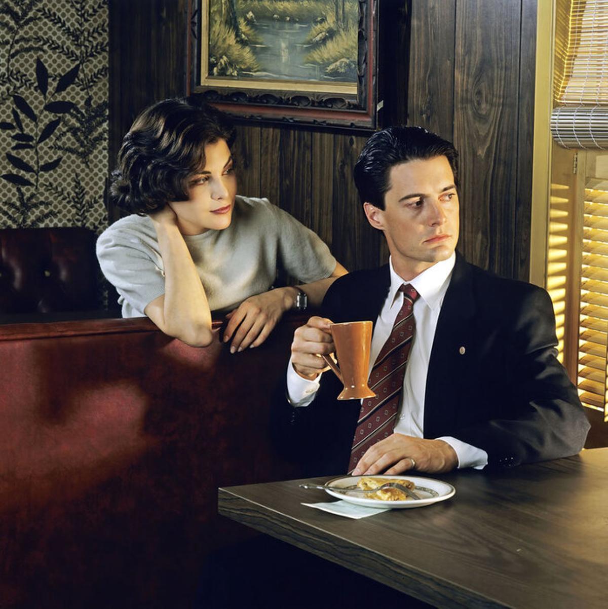 Kyle MacLachlan y Sherilyn Fenn en 'Twin Peaks', una de las obras maestras de David Lynch.
