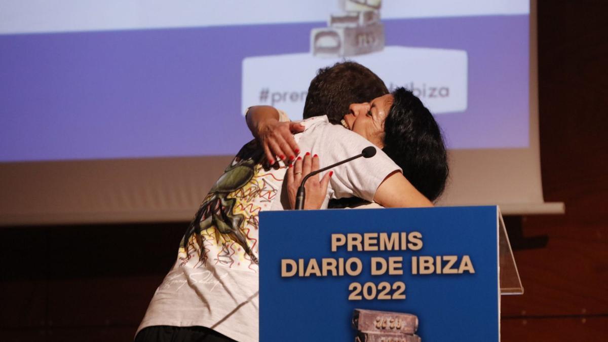 Lola Penín y Pablo Valenzuela se funden en un abrazo. Fue el momento más emotivo de la gala, y muchos asistentes no pudieron contener las lágrimas. F j.a.riera