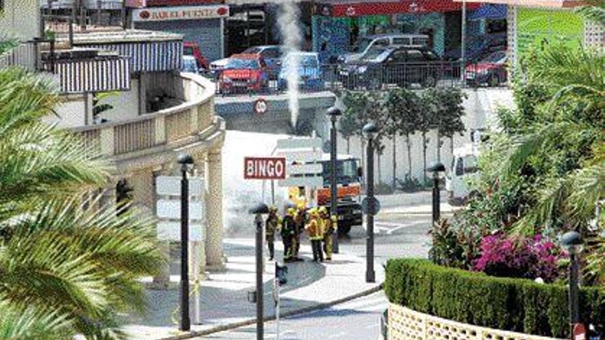 El camión siniestrado, quedó atrapado en un puente en el centro de Benidorm. / ROSARIO FRAILE