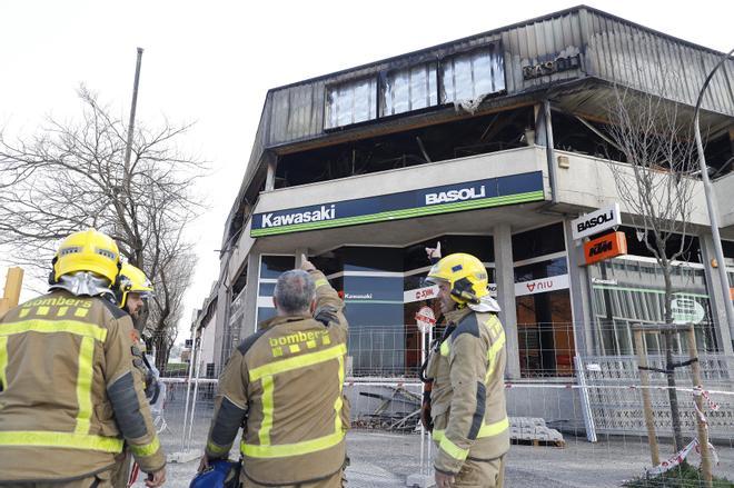 Els Bombers continuen treballant en l’incendi de l'entrada sud de Girona