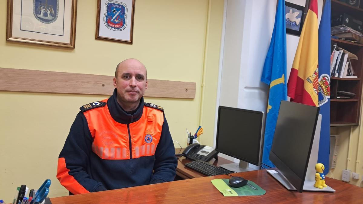 José Carlos Posada en la oficina de Protección Civil situada en los bajos del Carlos Tartiere.