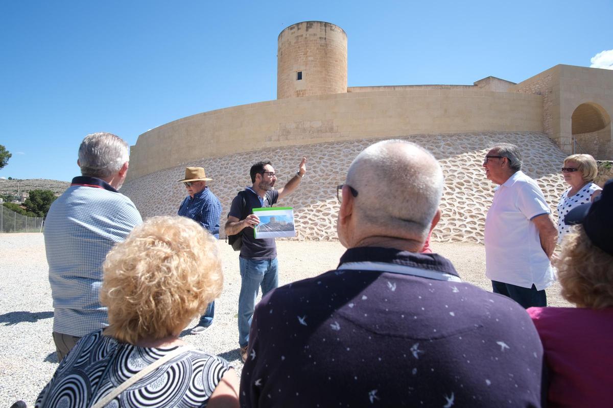 Una visita guiada al castillo de Elda en el año 2022.