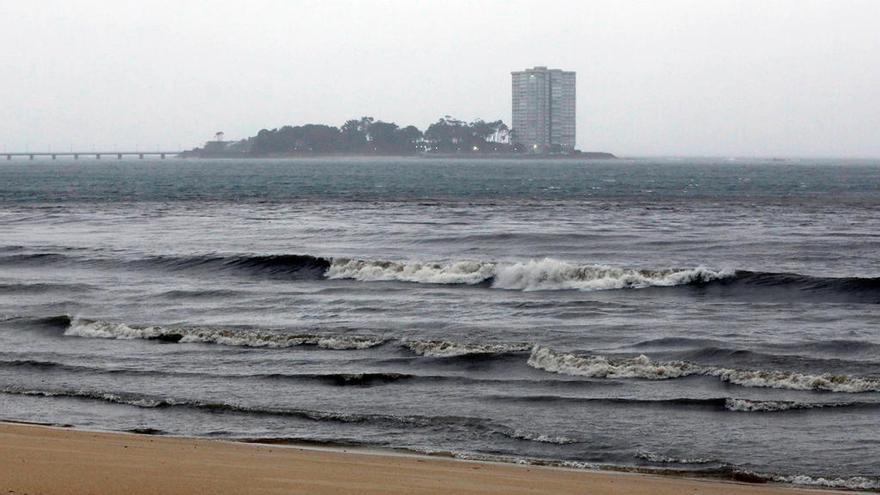 El mal tiempo elevó la alerta a amarilla en la costa // R. Grobas