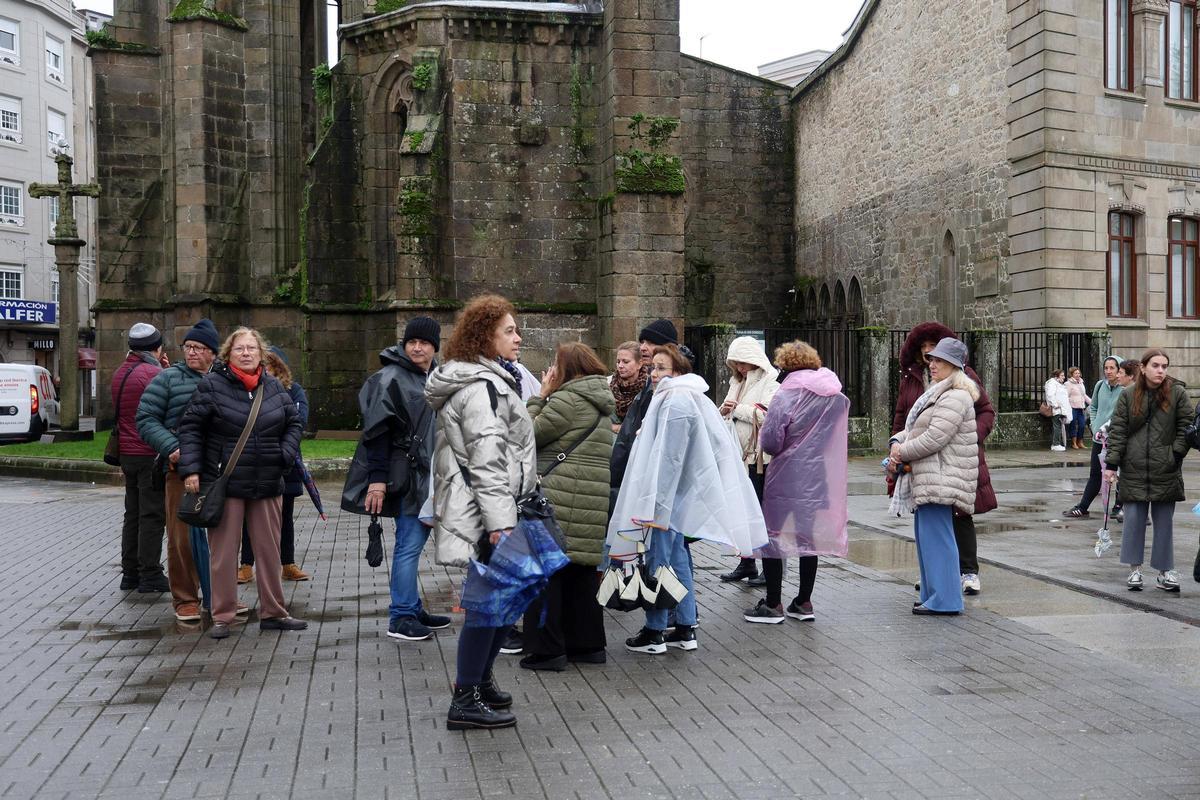 Grupo de turistas en las ruinas de Santo Domingo a pesar del mal tiempo.