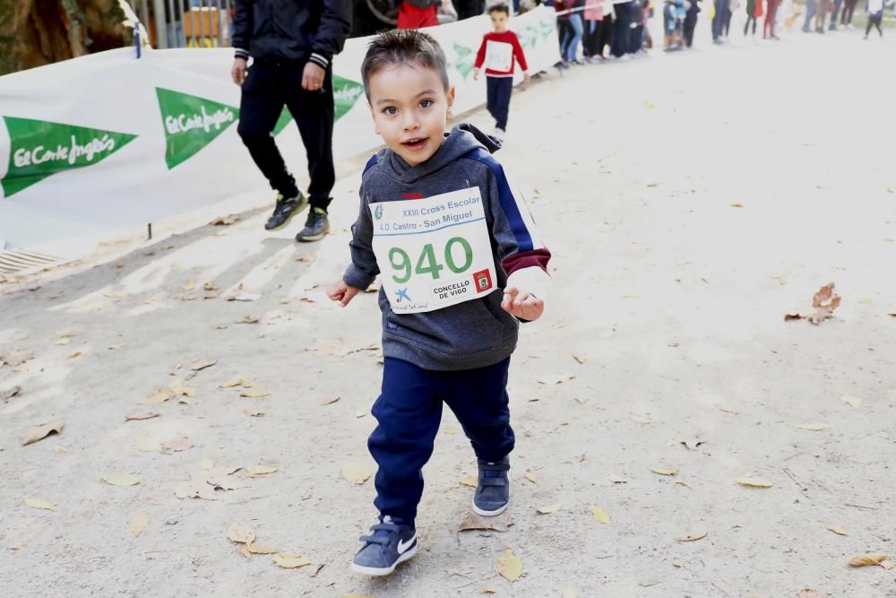 Más de 1.100 jóvenes atletas desafían a las bajas temperaturas para participar en la tradicional carrera de cross escolar.