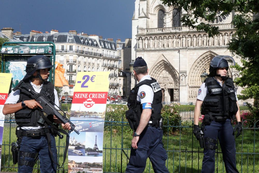 Ataque a un policía en Notre Dame