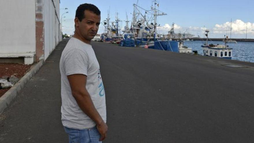 Abdolla El Mchote, ayer en Puerto Naos, donde fueron trasladados los supervivientes de la patera. | adriel perdomo