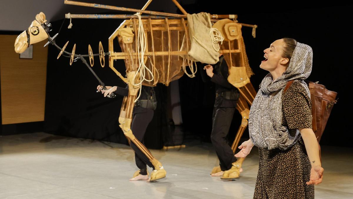 Marta Viera junto a Elizabeth Romero y Erick González en una muestra del montaje 'Sahara. La barca del desierto'.