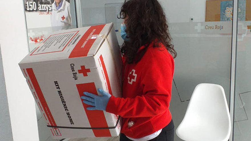 Una voluntària de la Creu Roja entregant un kit d&#039;ajuda.