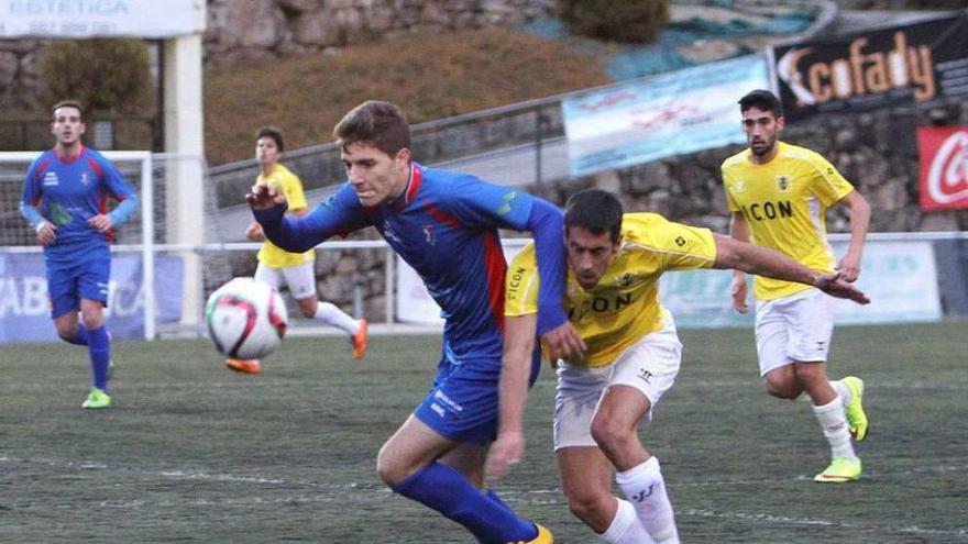 Un jugador del Barbadás intenta controlar un balón ante un jugador del Choco. // Iñaki Osorio