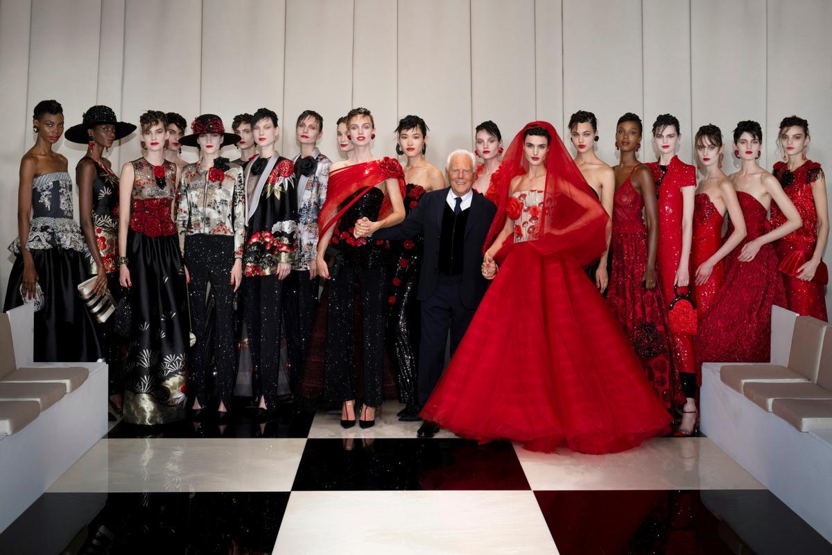Giorgio Armani junto a la top española Blanca Padilla y el resto de las modelos del desfile Armani Privé.