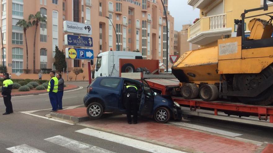 Una conductora, herida al empotrar su coche contra un tráiler en Dénia