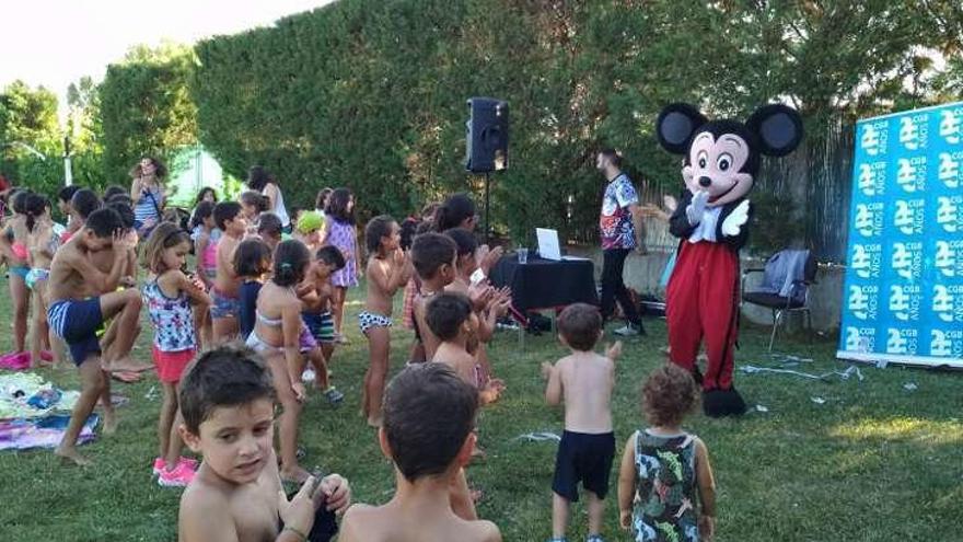 Magia y cuentacuentos en la piscina de San Cristóbal de Entreviñas