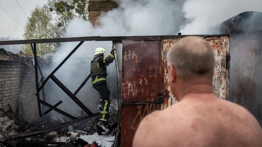 Incendio por el impacto de proyectiles rusos en Járkov, Ucrania.