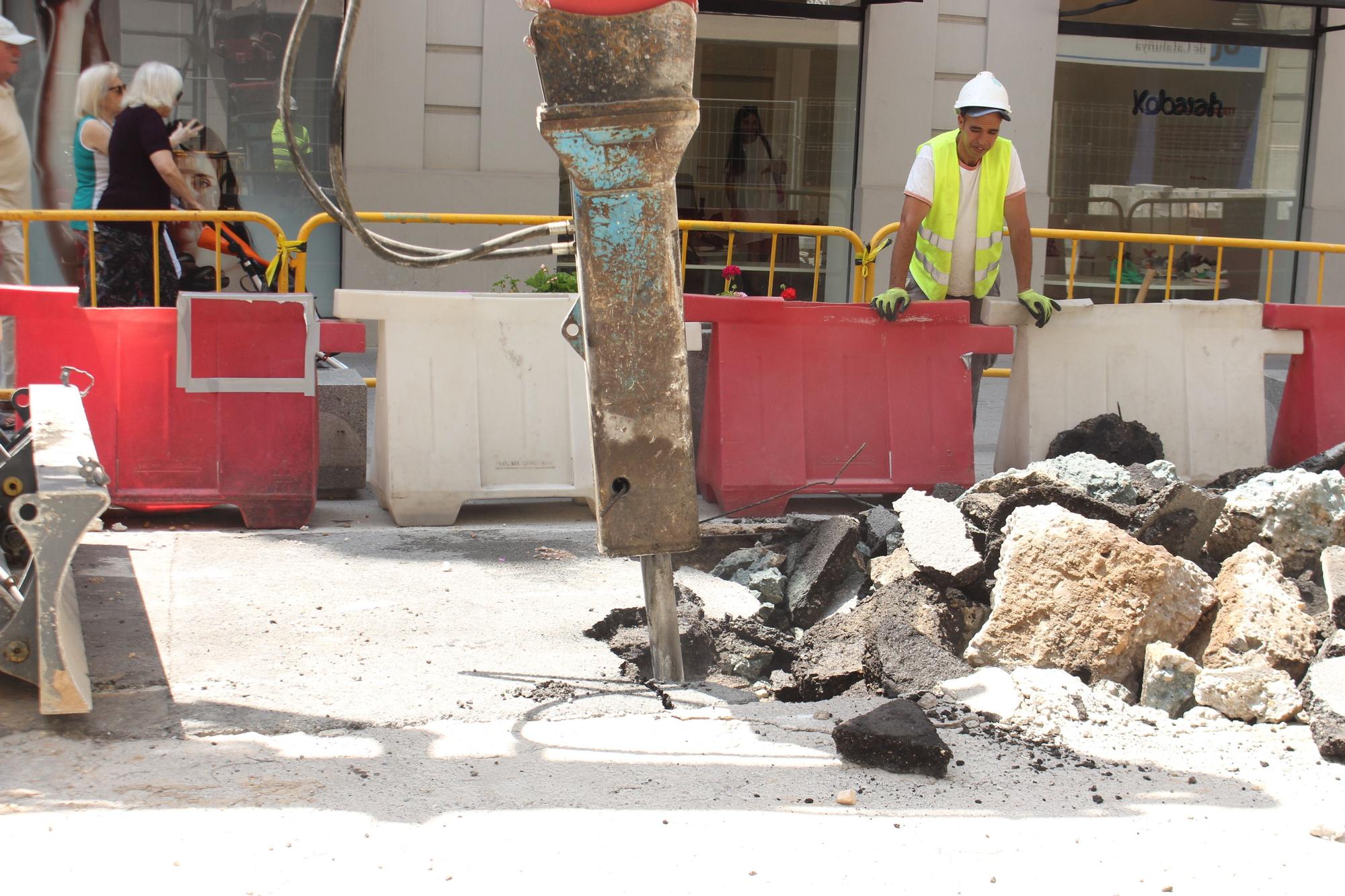 La calle de la Paz levanta el asfalto para su remodelación final