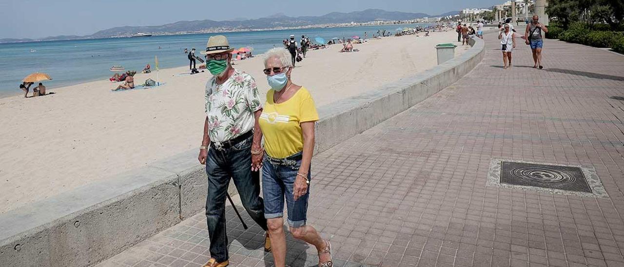 Turistas paseando por Playa de Palma, durante la nueva normalidad tras el coronavirus.