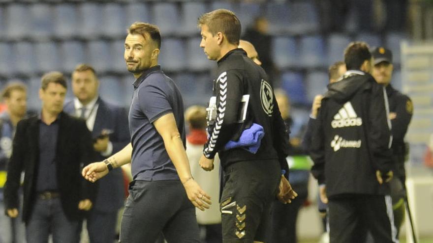 López Garai abandona el campo en el encuentro de este domingo ante el Cádiz.