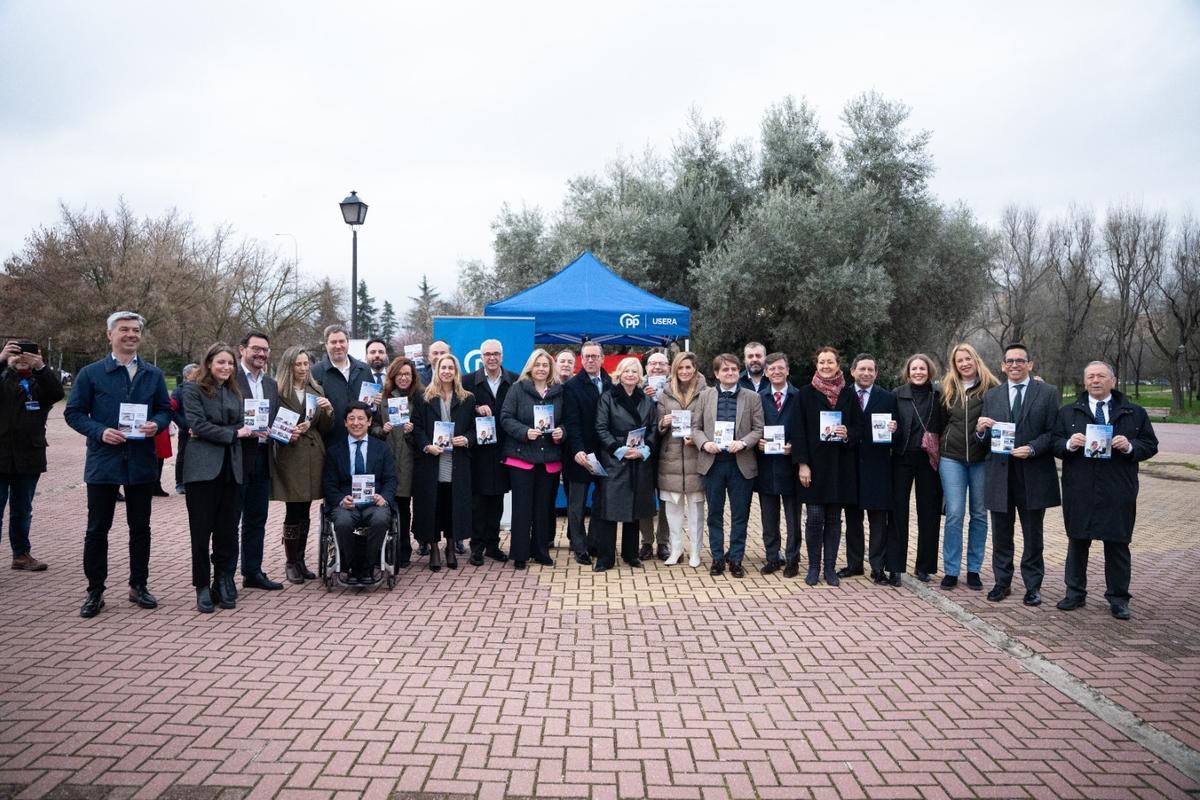 Los dirigentes populares reunidos este martes en Usera para presentar la campaña.