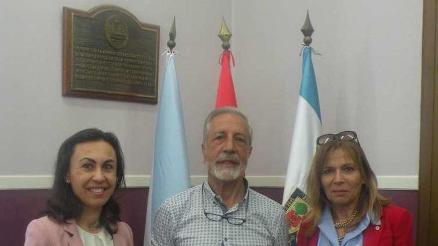 Acto de entrega del cheque simbólico a la AECC de Marín.  // S.A.