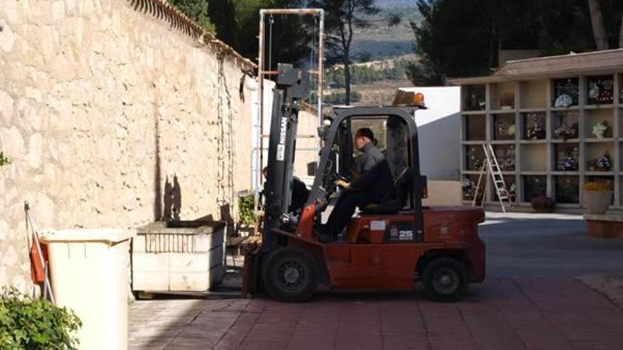 El Ayuntamiento de Ibi acomete un plan de mejoras en el cementerio