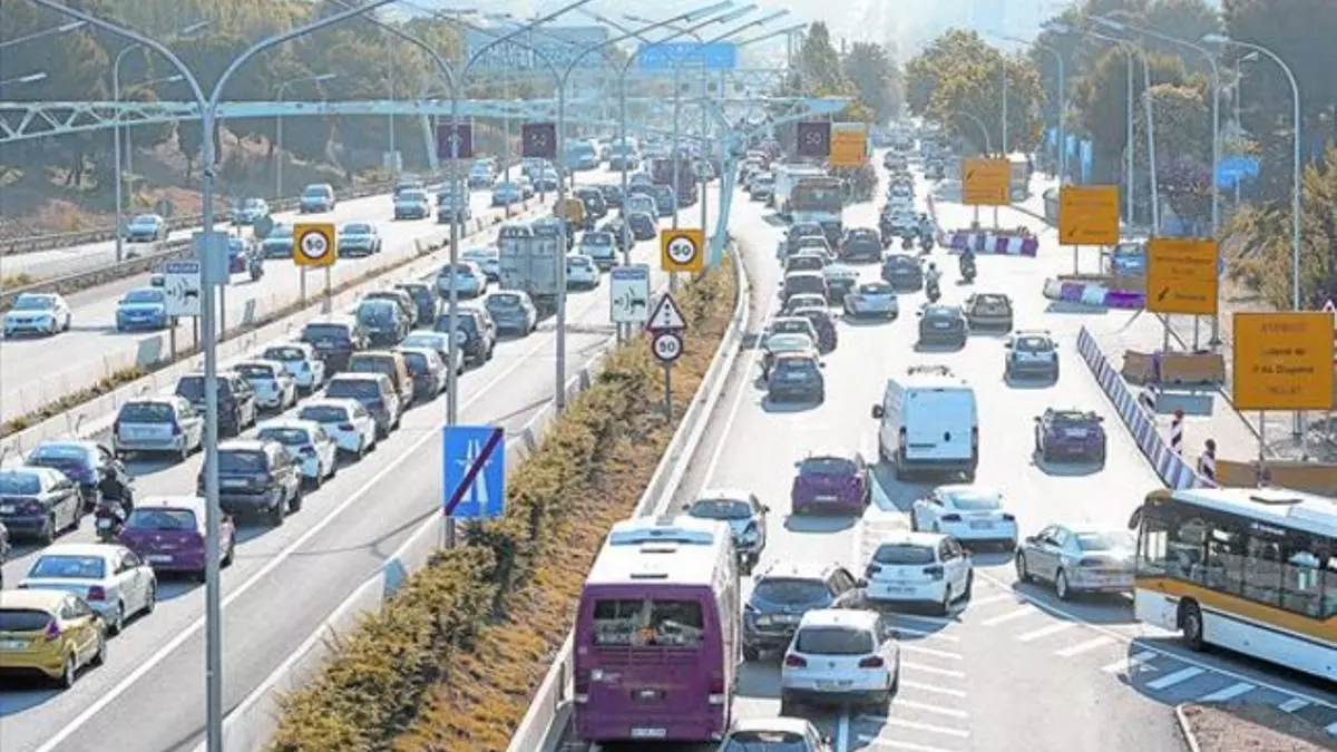 Las obras del ascensor del metro de Zona Universitària embozan la Diagonal