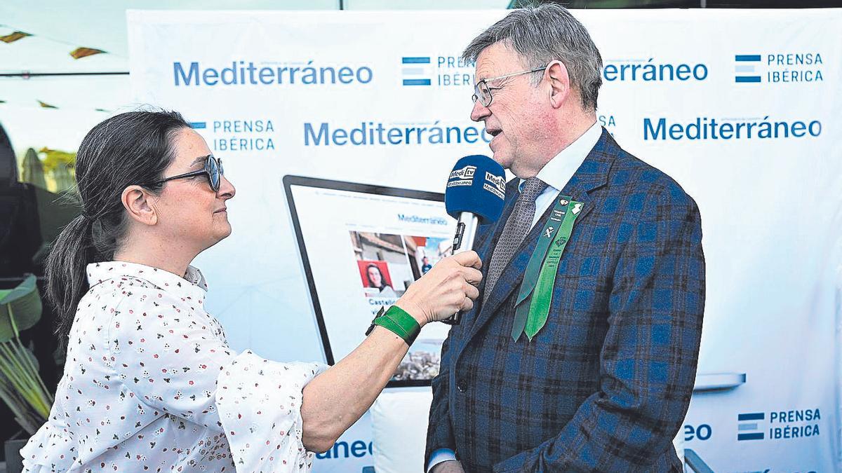 La directora de Medi TV, Loles García, entrevista al president del Consell, Ximo Puig, en la Bodeguilla de ‘Mediterráneo’