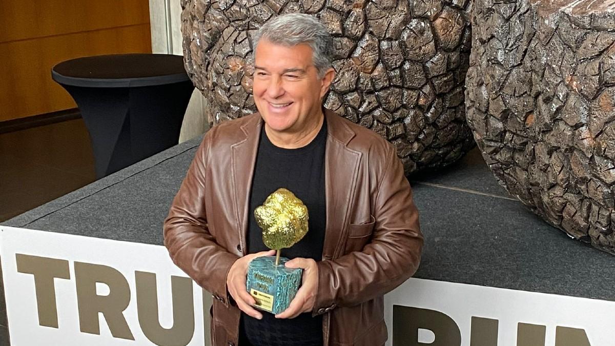 Joan Laporta, junto a la 'Tòfona d'Or'