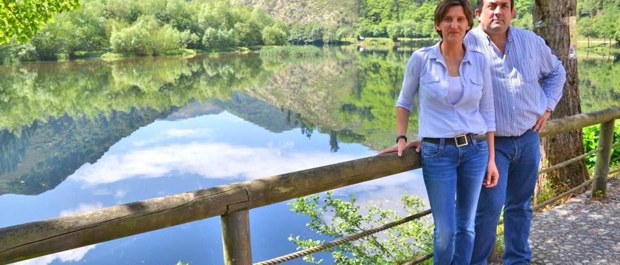 Marta González Rey y Enrique Rodríguez Díaz, en el paseo de las Aves, frente a su local en Pilotuerto.