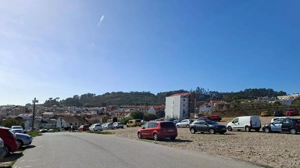 Aliseda desembarca en Cangas y acepta los cambios del gobierno en el proyecto