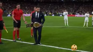 Saque de honor de Topuria en el Bernabéu