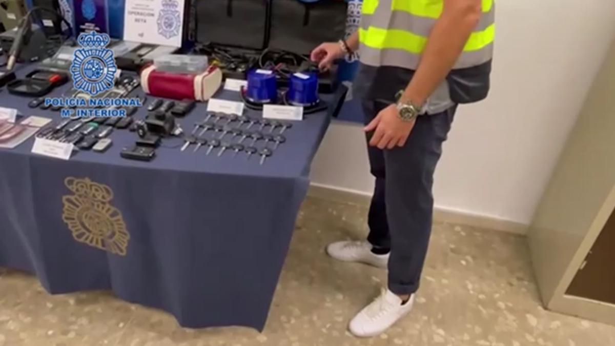 Material decomisado por la Policía Nacional a la banda especializada en el robo de coches de lujo en Málaga.