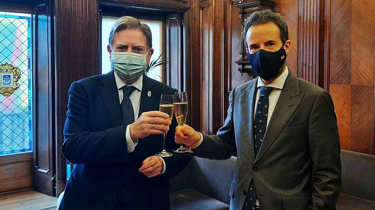 Alfredo Canteli y Nacho Cuesta, ayer, brindando en el despacho de Alcaldía del Ayuntamiento. | LNE