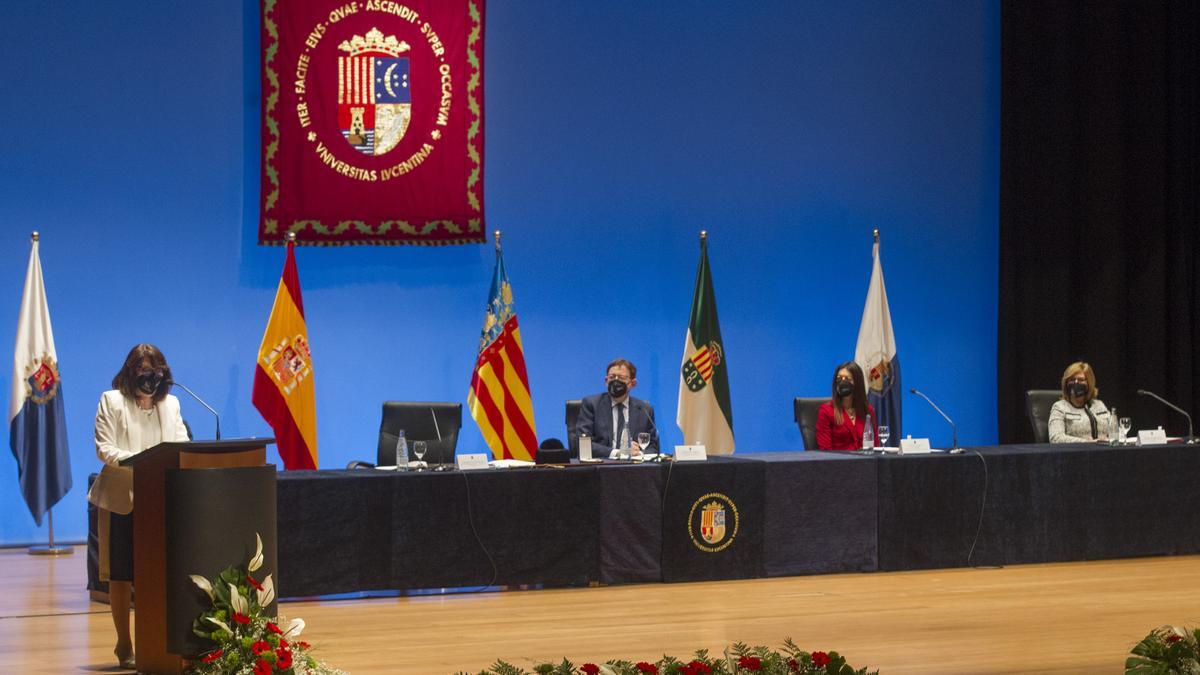 Amparo Navarro toma posesión como rectora de la UA