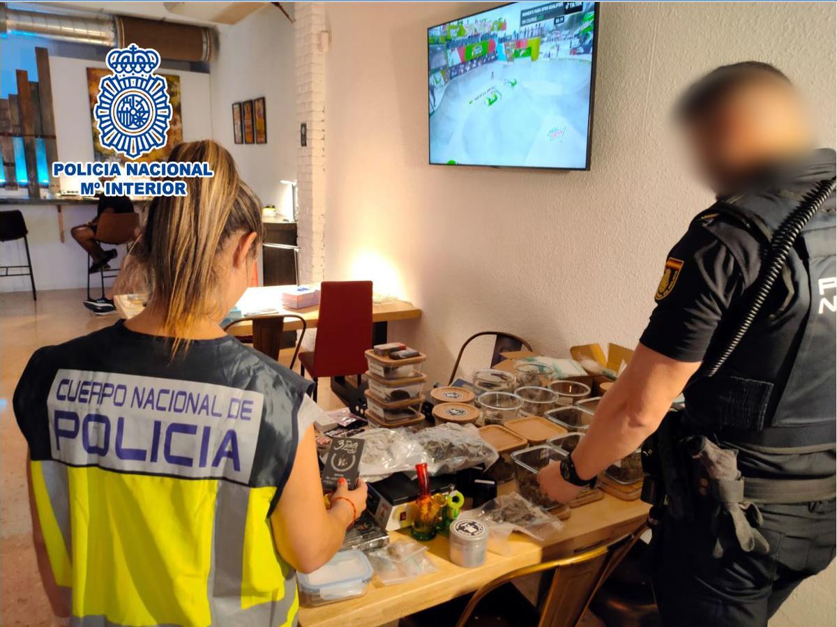 Agentes de la Policía en una intervención de drogas en Alicante.