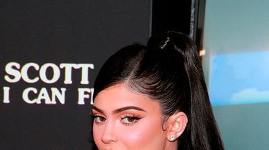 Si eres castaña y quieres pasarte al pelo rubio, fíjate en el radical cambio de look de Kylie Jenner con el tono dorado más pedido por las españolas