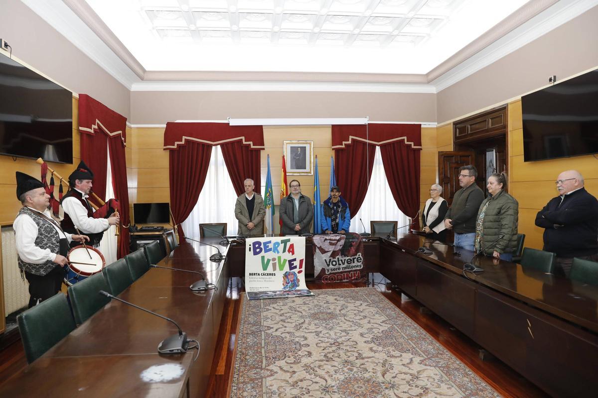 Recepción en el Ayuntamiento de Langreo a Marcelino Mirada, del Copinh