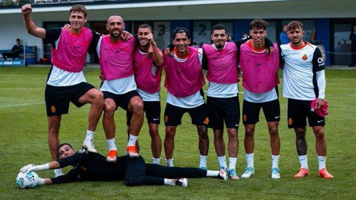 Algunos jugadores del Mallorca bromean tras ganar un ejercicio.