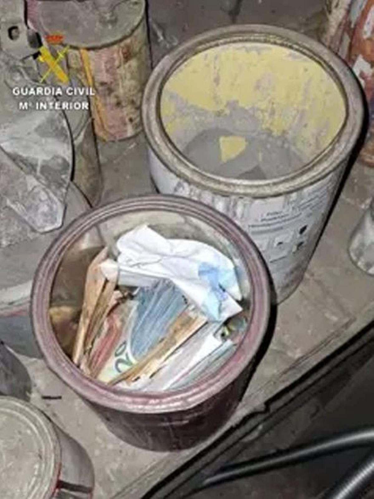 Dinero en botes de pintura. | D.P.