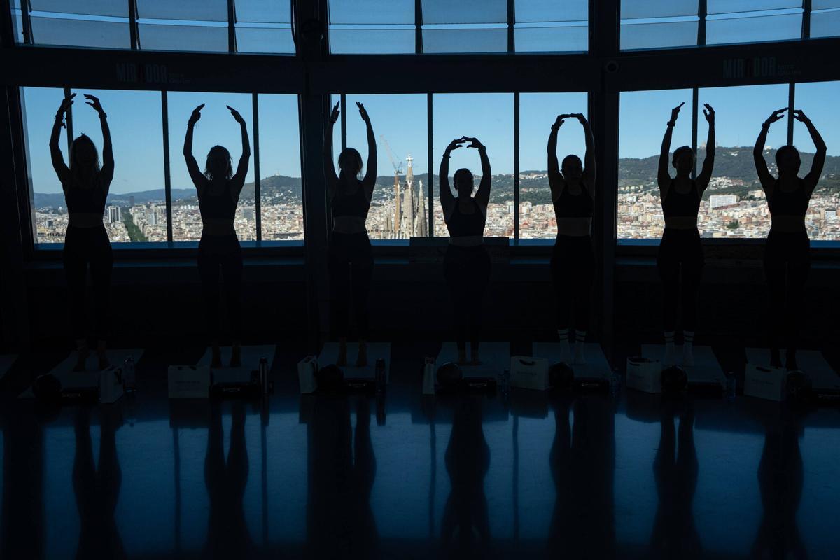 Barcelona. 06/05/2026. Cultura. Anna Lewandowska, campeona de karate, durante su entreno de kick the barre en el Mirador Torre Glòries de Barcelona. AUTOR: Marc Asensio. Anna Lewandowska, karate, mujer, preparadora física, nutricionista, nutrición, salud, kIck the barre, entreno, intensidad, deporte, cultura, Robert Lewandowski