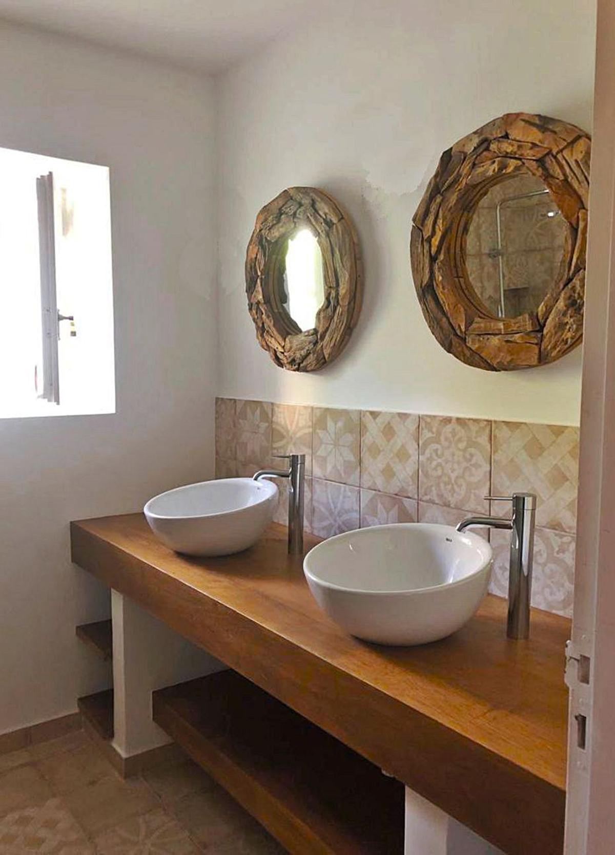 Baño de línea clásica con acabados en rústico-‘vintage’. |